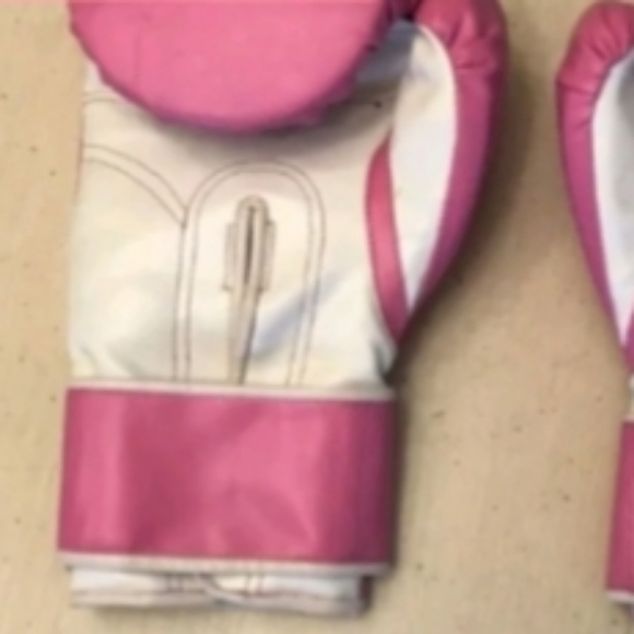 VICTORIA'S SECRET VSX PREVIEW 2011 BOXING GLOVES - Picture 7 of 11